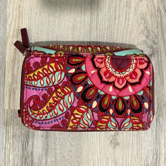 Vera Bradley Resort Medallion Paisley Pink Red Medium Zipper Wallet - Picture 2 of 7